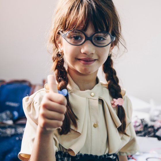 Une jeune patiente après la remise de ses premières lunettes.