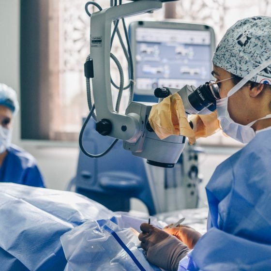Intervention sous microscope opératoire.