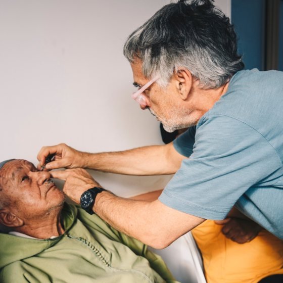 Examen de la vue d’un patient en consultation.