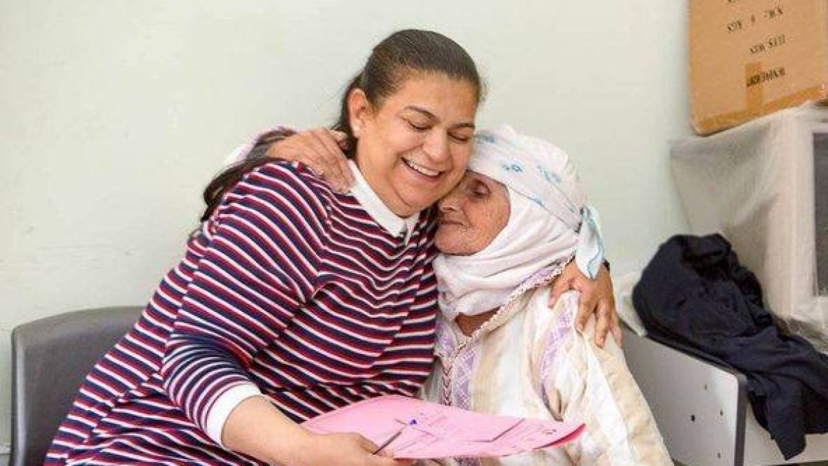 Une bénévole de SEMA enlace une patiente âgée lors d’une campagne médicale au Maroc.