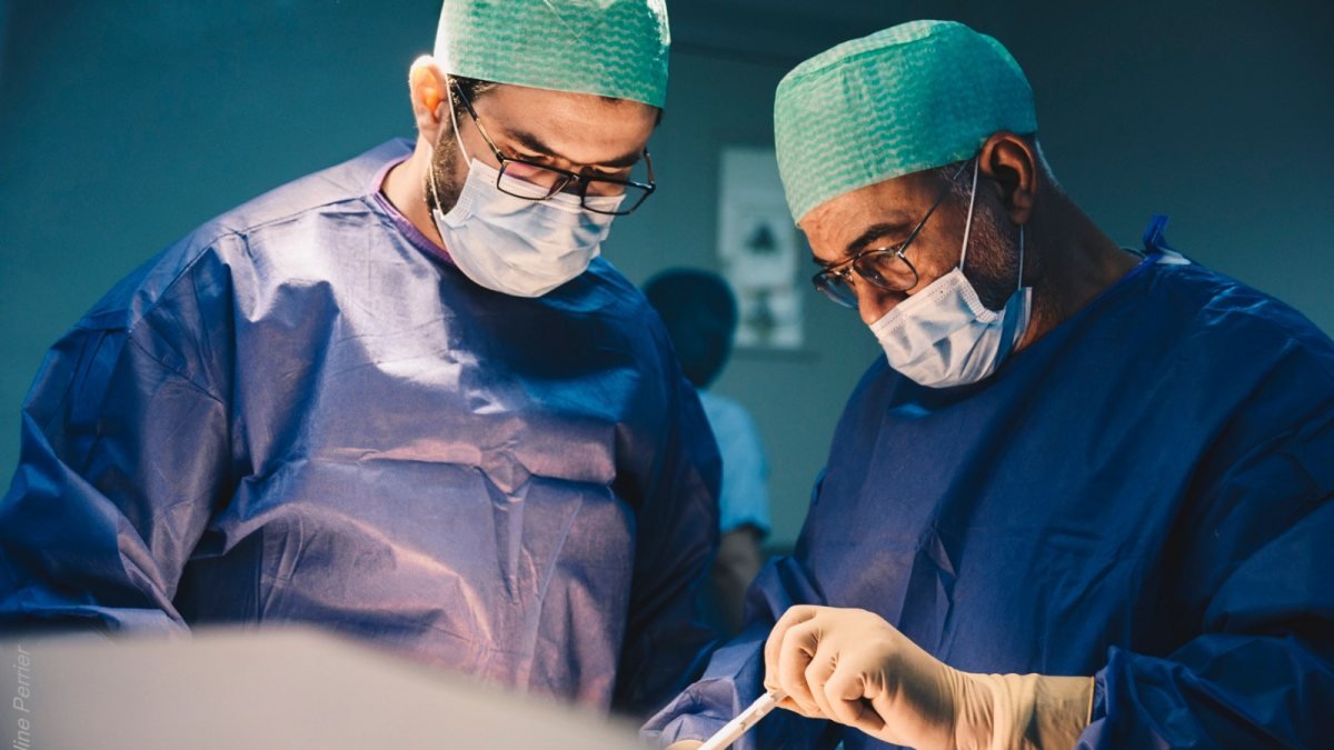 Deux chirurgiens au travail pendant une intervention.