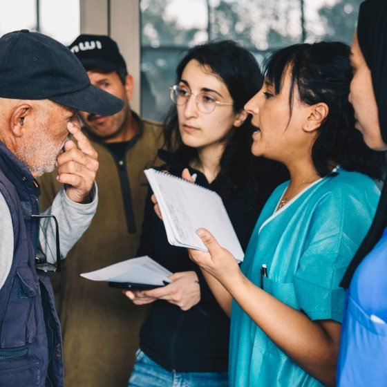 L’équipe médicale coordonne les consultations de la journée.